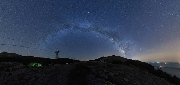 银河全景 俯瞰了克罗地亚海岸线上韦莱比特国家公园的山景 — 图库照片