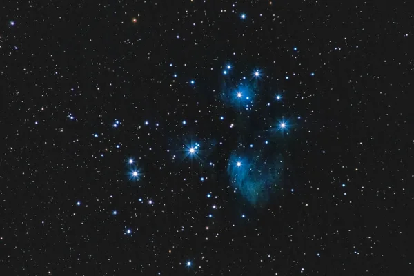 Yansıma bulutsusu olan M45 Pleiades yıldız kümesi