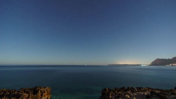 Зірки Вночі Над Скелястим Узбережжям Середнього Моря Чистою Бірюзовою Водою — стокове відео