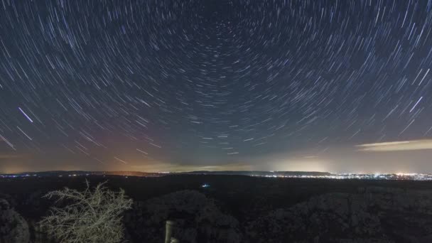 Время Прохождения Звездных Троп Вокруг Полярной Звезды Северной Над Ландшафтом — стоковое видео