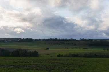 Eifel 'de güneşli kış gününde tarlaları ve küçük bir ambarı olan bir Alman manzarası.