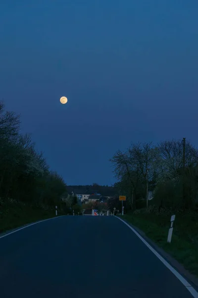 Pleine Lune Levant Heure Bleue Sur Route Rurale Menant Village — Photo