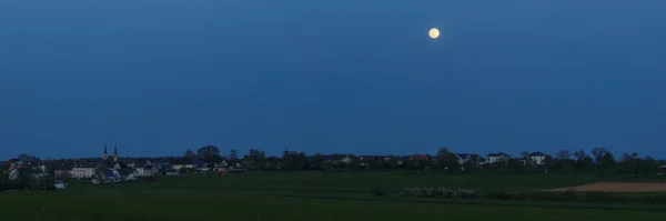 Panorama Pełni Księżyca Nad Wiejskim Krajobrazem Niebieskiej Godzinie Poza Wioską — Zdjęcie stockowe