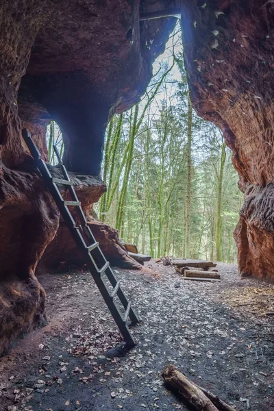Alte Räuberhöhle Aus Rotem Sandstein Mit Holzleiter Und Blick Den — Stockfoto