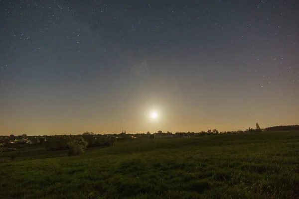 Mond Und Milchstraße Über Baumwiese Vor Deutschem Dorf Der Eifel — Stockfoto