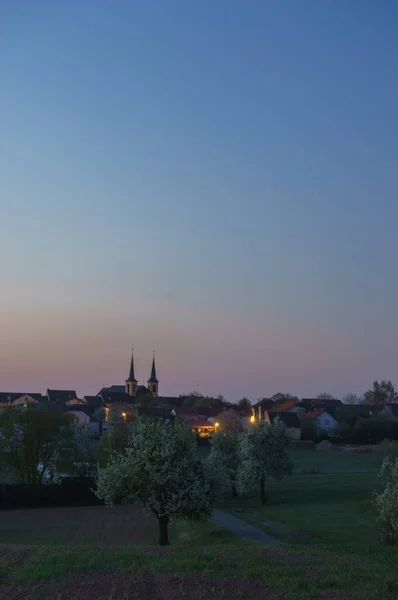 Morgon Gryr Utanför Tysk Med Kyrka Äng Med Blommande Träd — Stockfoto