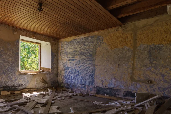 Покинутая Комната Внутри Разрушенного Дома Старыми Обоями Деревянным Полом — стоковое фото
