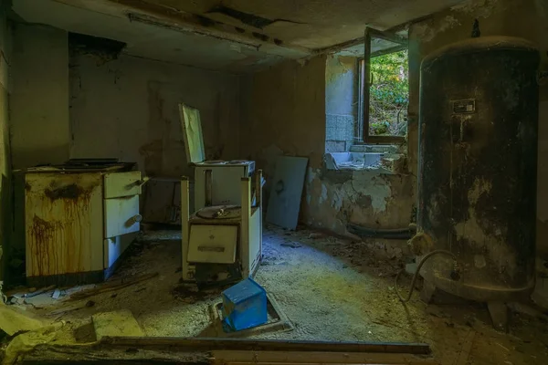 Cozinha Abandonada Dentro Casa Destruída Com Tanque Água Aço Enferrujado — Fotografia de Stock