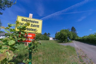 İzleme merkezi, Almanya ve Daun 'a girişleri yasaklayan sarı ve kırmızı işaretli yapraklar.