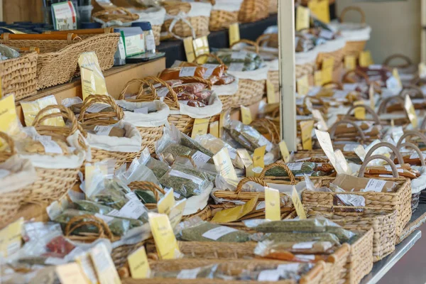 Marketteki kutularda farklı baharatlar