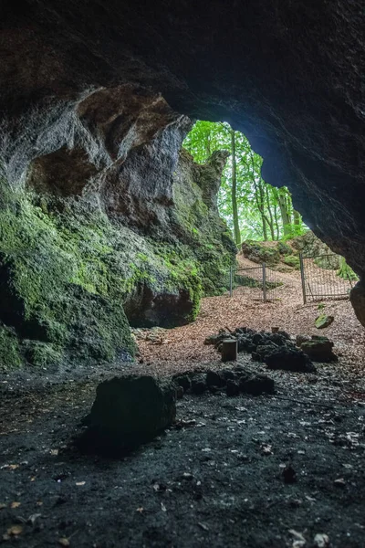 Handgefertigte Mühlsteinhöhle Sonnenerleuchteten Wald Bei Gerolstein Nerother Kopf — Stockfoto