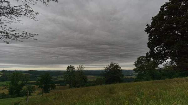 Σκούρα Δομημένα Σύννεφα Πάνω Από Eifel Τοπίο Πρωί Γερμανία — Φωτογραφία Αρχείου
