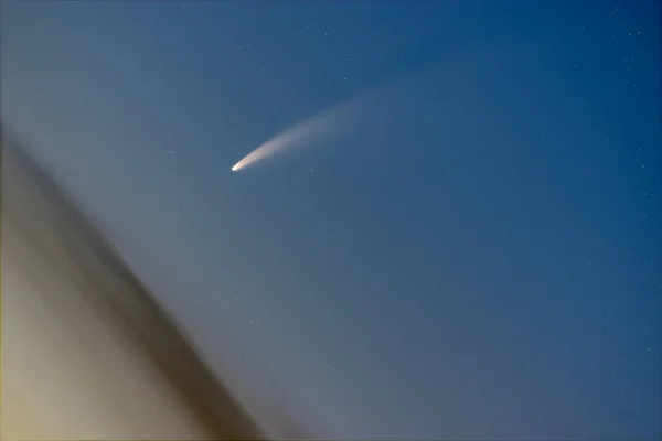 Комета Neowise 2020 Нічному Небі Над Шаром Хмар Вранці Сутінки — стокове фото
