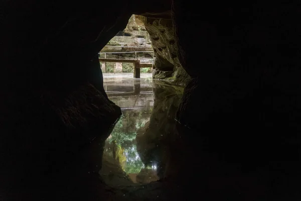 Jaskinia Skale Prowadzi Małego Stawu Felsenweiher Ernzen Niemcy — Zdjęcie stockowe