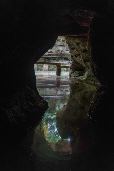 Kayadaki mağara Almanya 'nın Ernzen kentindeki Felsenweiher gölüne çıkar.