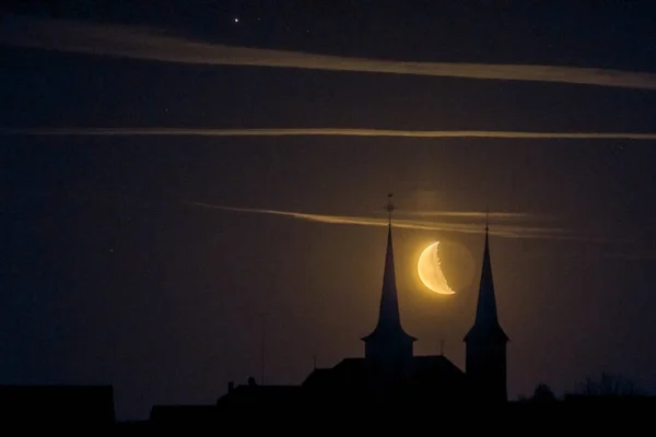 Місячний Місяць Здіймається Між Двома Вежами Церкви Маленького Німецького Села — стокове фото