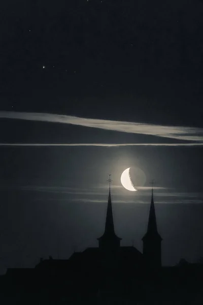 Croissant Lune Levant Entre Deux Tours Une Église Petit Village — Photo