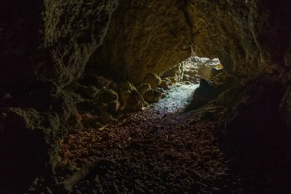 Lumière Tombant Par Entrée Une Grotte Tombant Sur Des Murs — Photo