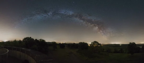 Панорама Млечного Пути Склоняется Над Сельской Местностью Лугом Полным Деревьев — стоковое фото