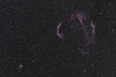 Gece gökyüzünde Kuğu takımyıldızında Cirrus Bulutsusu