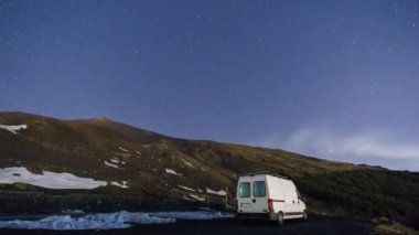 Gece vakti gökyüzü ve sis Etna volkanik dağı üzerinde karavan ile kış mevsiminde, Sicilya, İtalya