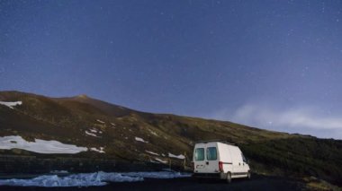 Gece vakti gökyüzü ve sis Etna volkanik dağı üzerinde karavan ile kış mevsiminde, Sicilya, İtalya