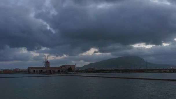 Timelapse Amanecer Nublado Molino Sal Costa Oeste Sicilia Saline Trapani — Vídeo de stock