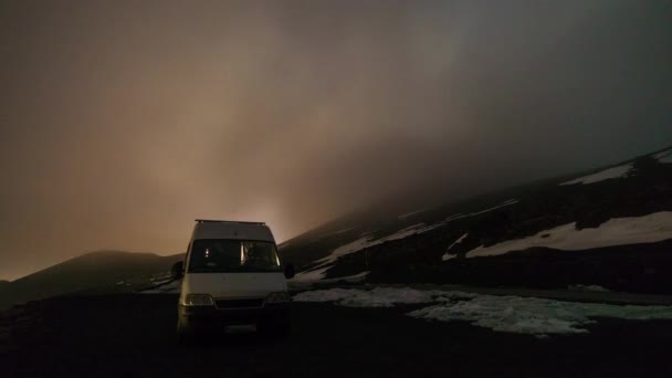 意大利西西里 夜晚的天空和浓雾笼罩着Etna Vulcano山 冬季的前景是野营面包车 — 图库视频影像