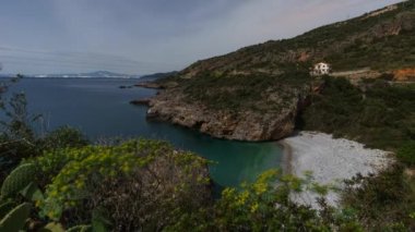 Foneas sahilinin zaman aşımına uğraması gece dolunay ile aydınlandı, Moreloponnese, Yunanistan