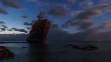 Gündoğumunda, Gythio, Laconia, Mani, Moreloponnese, Yunanistan 'da kıyamet günü gemi enkazı Dimitrios' un atmosferik zaman atlaması