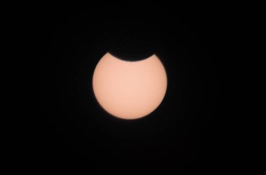 Kısmi güneş tutulması 10 Haziran 2021 'de Trier, Almanya yakınlarında maksimum düzeyde.