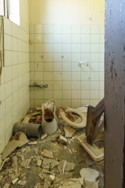 Endüstriyel kayıp yer kompleksinde bozuk tuvalet