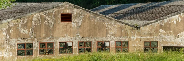 Facade Old Abandoned Industrial Hall Broken Windows — Foto Stock