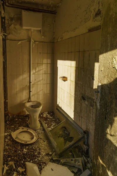 Chambre Sombre Avec Toilettes Cassées Dans Complexe Industriel Perdu — Photo