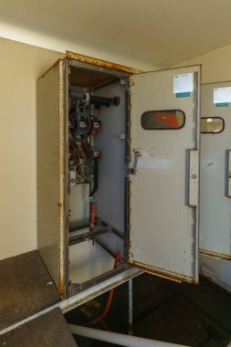 Terk edilmiş askeri binadaki eski elektrikli santral.