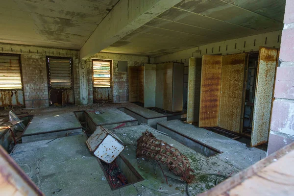 Μέσα Μια Παλιά Βιομηχανική Στρατιωτική Βάση Αίθουσα Σπασμένα Βαριά Ηλεκτρικά — Φωτογραφία Αρχείου