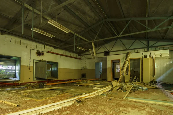 Terk edilmiş eski bir sanayi üssünde.