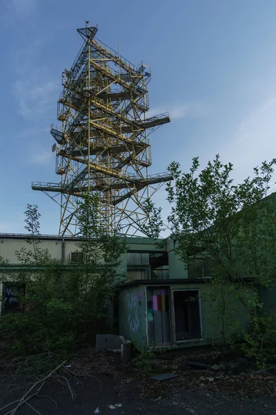 Ormandaki Kayıp Askeri Tesisin Içindeki Eski Terk Edilmiş Radyo Kulesi — Stok fotoğraf