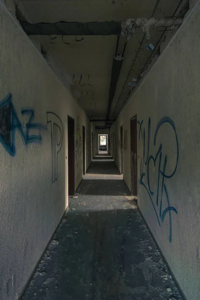 一座废弃的军事建筑中黑暗的空旷走廊 — 图库照片