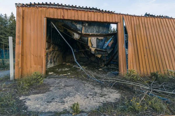 Ormandaki kayıp bir askeri tesisin eğri büğrü demir salonunu yok etti.
