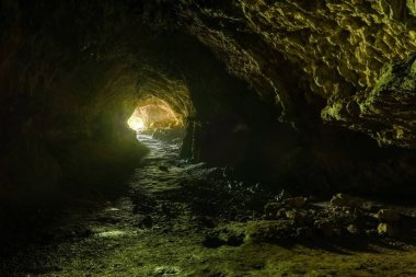 Feldhof mağarasının içinde Balve, Sauerland, Almanya çıkışındaki ışığa bakıyor.
