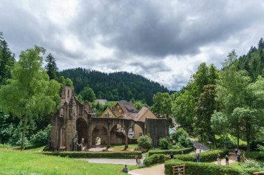 Almanya 'daki Kara Orman' daki Azizler Manastırı kalıntıları.