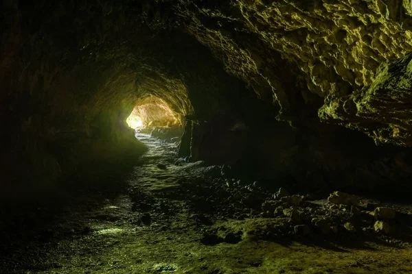 Feldhof mağarasının içinde Balve, Sauerland, Almanya çıkışındaki ışığa bakıyor.
