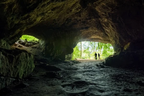 Inneren Der Feldhofhöhle Blick Den Grünen Wald Mit Der Silhouette — Stockfoto