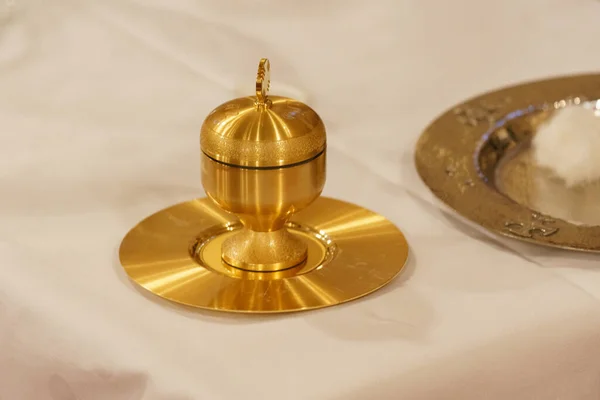 Arany Sárgaréz Csésze Olajjal Belül Ünnepélyes Szentség Keresztség — Stock Fotó