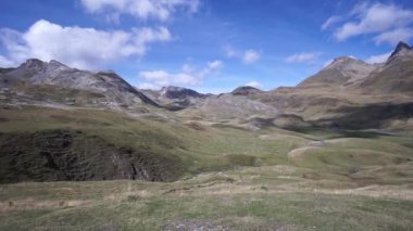 Pireneler, Fransa 'da koyun sürüsüyle bir dağ manzarasının geniş panoramik görüntüsü