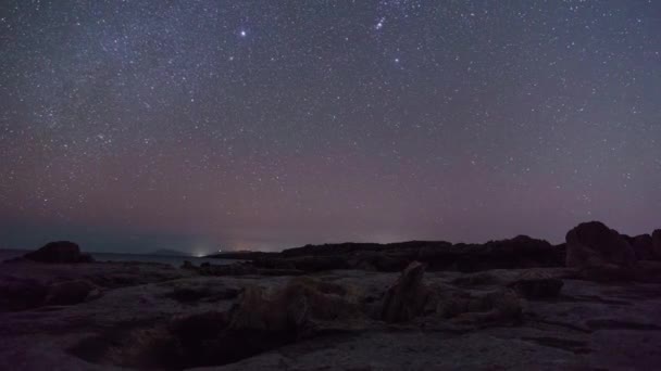 Estrelas Móveis Com Constelação Orion Sobre Floresta Pedra Geopark Agios — Vídeo de Stock