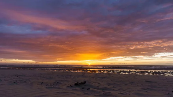 Hermosa Puesta Sol Con Cielo Nublado Dramático Sobre Océano Del — Foto de Stock
