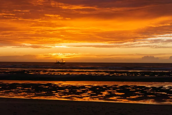 Beautiful Sunset Dramatic Moody Cloudy Sky Ocean North Sea Silhouette — Foto de Stock