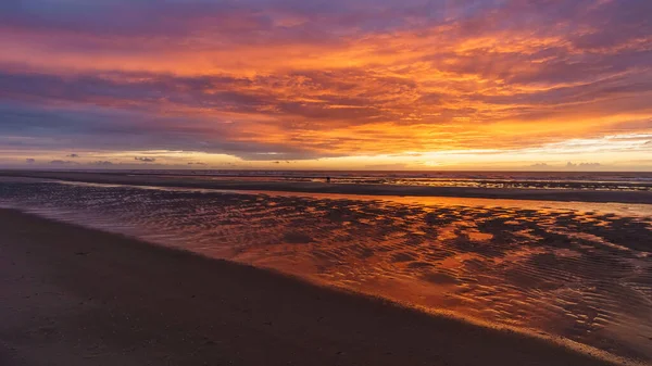 Krásný Západ Slunce Dramatickou Náladovou Oblačnou Oblohou Nad Oceánem Severního — Stock fotografie